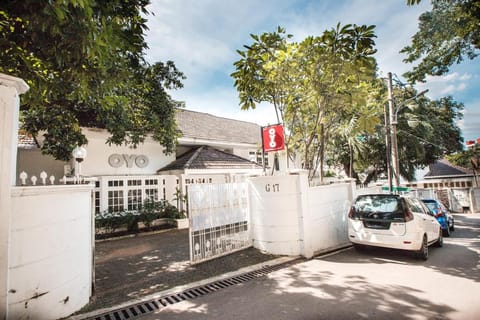Super OYO 332 Residence G17 Kemang Hotel in South Jakarta City