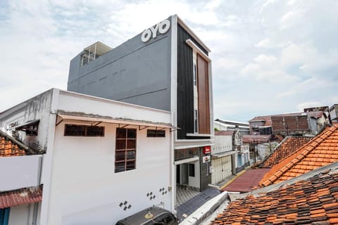 OYO 614 Graha 8 Syariah Hotel in Surabaya