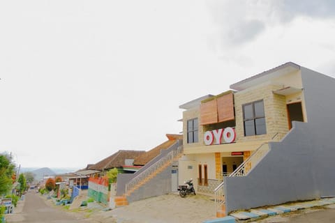 OYO 605 Queen Homestay Vacation rental in Batu