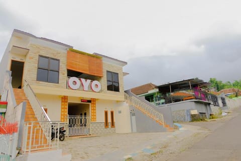 OYO 605 Queen Homestay Vacation rental in Batu