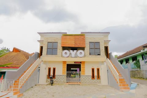 OYO 605 Queen Homestay Vacation rental in Batu