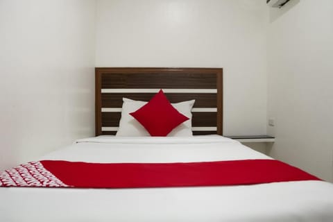 OYO 165 Circle-b Apartelle & Suites Hotel in Davao City