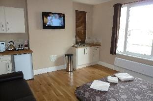 Central Studios Gloucester Road by RoomsBooked - Free Parking Vacation rental in Cheltenham