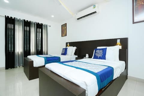 OYO 9932 Hotel Half Moon Residency Vacation rental in Kozhikode