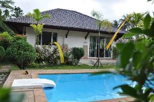 H1,  Cosy Cottages with 1 pool to share Vacation rental in Sala Dan