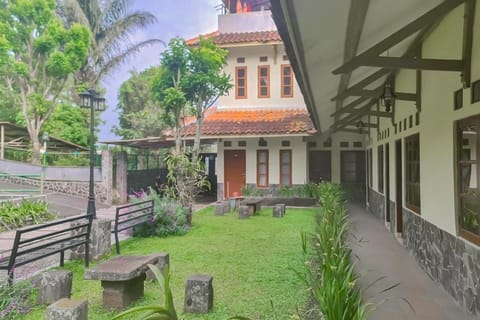 Urbanview Hotel Syariah Graha Atmadja Lembang by RedDoorz Vacation rental in Lembang