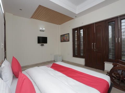 Vaccinated Staff - OYO 480 NOIDA ROYAL Residency Hotel in Noida