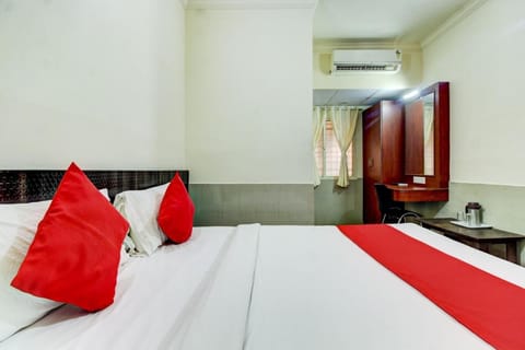 Super OYO Nar Comforts Near Majestic & near KSR Railway station Hotel in Bengaluru