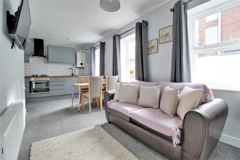 Nelson By The Docks Serviced Apartments by Roomsbooked Vacation rental in Gloucester