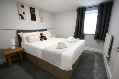 Nelson By The Docks Serviced Apartments by Roomsbooked Vacation rental in Gloucester