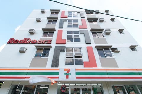 RedDoorz near C5 Kalayaan Avenue Makati Hotel in Makati