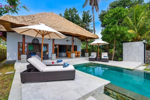 VILLA EMERALD ¿ PRIVATE AND LUXURIOUS BEACHFRONT  Chalet in Buleleng