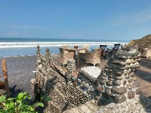 Nixie and the Sea - One-bedroom Beachfront Villa Chalet in Kerambitan