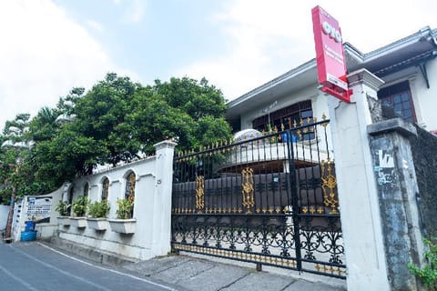 OYO 1421 Kasmaran Guest House Syariah Vacation rental in South Jakarta City