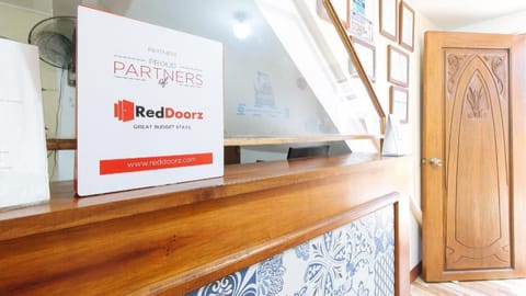 RedDoorz near PNR Espana Station Vacation rental in Manila City