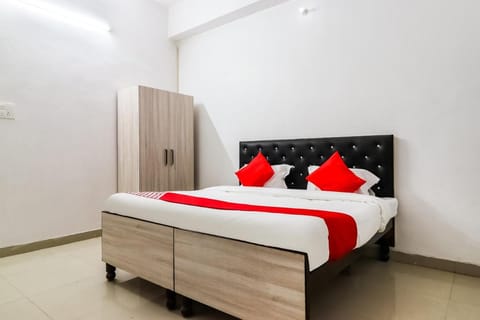 OYO 28185 The Golden Sky Vacation rental in Lucknow
