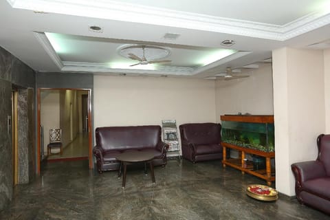 SPOT ON Eshi Guest House Near PVR Cinemas Skywalk Hotel in Chennai