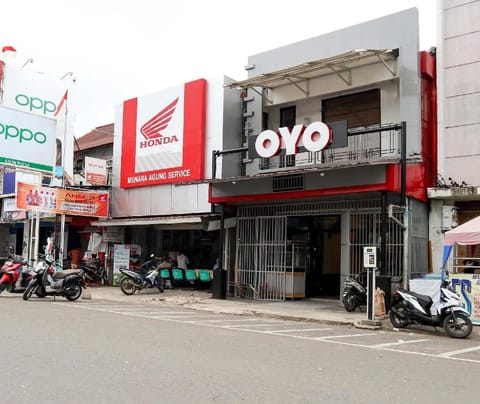 OYO 1191 Monalisa Residence And Cafe  Vacation rental in Padang