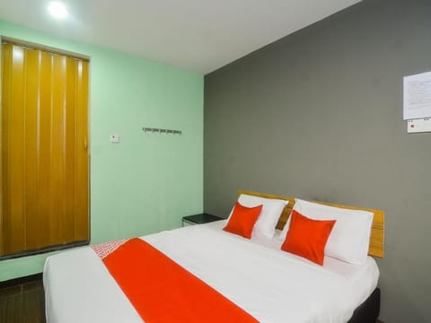 OYO 89465 Golden Lounge Hotel in Kuching