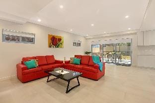 Greenacre Villa 41 - Sydney Modern 5 Bdrm house Location de vacances in Sydney