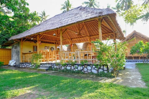 OYO 2039 Cici's Bungalow Vacation rental in Batu Layar