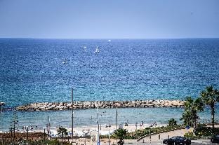 Steps to the beach w/ Sea View and open Balcony Condominio in Herzliya