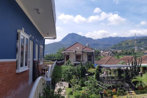 Sekar Gambir Homestay Vacation rental in Batu