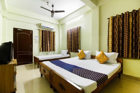 SPOT ON 9 Star Guest House Near Shilparamam Hôtel in Hyderabad
