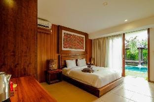 Cozy 1 Queen Bed Room with Pool View #PR5 Condo in North Kuta