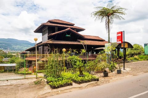 OYO 2640 Rumah Kayu Cottage Syariah Hotel in Parongpong