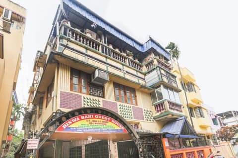 SPOT ON Biswabani Guest House Near Kavi Nazrul Metro Station Hotel in Kolkata