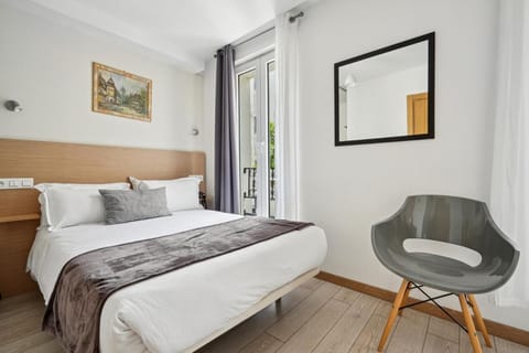 Hôtel Le National Clichy Paris Vacation rental in Clichy