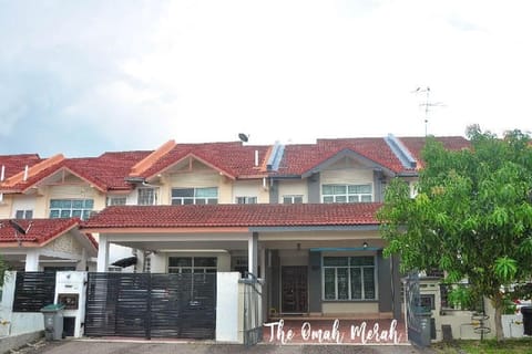 THE OMAH MERAH @ Mutiara Rini/ UTM/ Skudai /JB Vacation rental in Johor Bahru