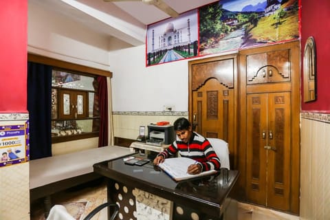SPOT ON Raunak Guest House Hotel in Gurugram
