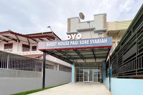 OYO 3160 Guesthouse Pagi Sore Syariah Vacation rental in Padang