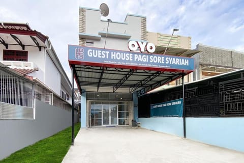 OYO 3160 Guesthouse Pagi Sore Syariah Vacation rental in Padang