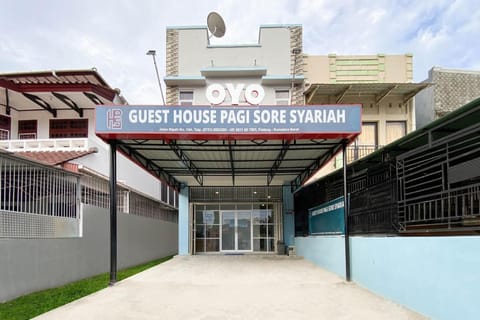 OYO 3160 Guesthouse Pagi Sore Syariah Vacation rental in Padang