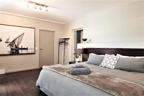 Clifton apartment with private pool deck  Condo in Camps Bay