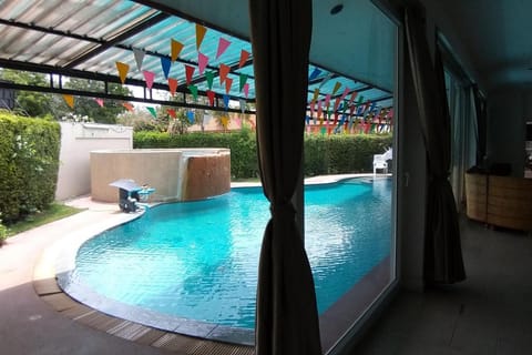 Capital O 916 Chill Chill D Pool Villa Hotel in Pattaya City