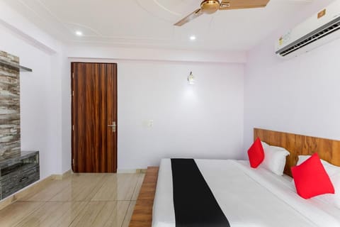 Super OYO Capital O 62990 Harish Residency Hotel in Gurugram