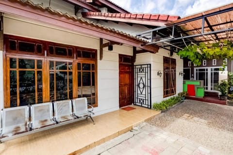 OYO 3305 Bumi Siliwangi Residence Vacation rental in Padang