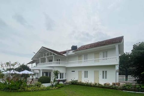 RedDoorz Plus @ Megamendung Puncak 2 Vacation rental in Cisarua