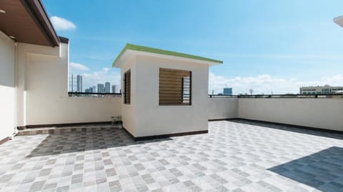 RedDoorz Plus near Uptown BGC Mall - Vaccinated Staff Vacation rental in Makati