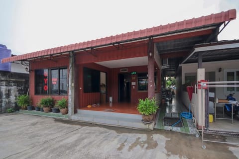 OYO 75331 Hareeya Hotel Vacation rental in Khok Kloi