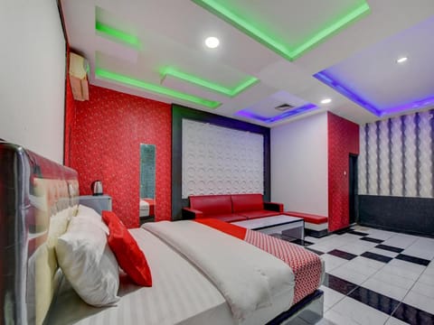 OYO 4010 Zaara Guest House Syariah Hotel in Padang