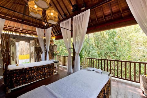 Secluded Romantic Getaway with Exotic Garden &Pool Villa in East Selemadeg