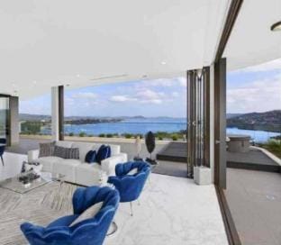 Stylish Penthouse with Views & Jacuzzi Alojamento de férias in Gosford