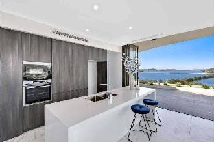 Stylish Penthouse with Views & Jacuzzi Alojamento de férias in Gosford