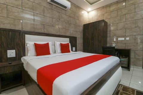 Super OYO Hotel Shivam Lodge Hotel in Punjab, India