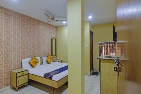 SPOT ON Gayatri Lodge Near Snow World Vacation rental in Secunderabad